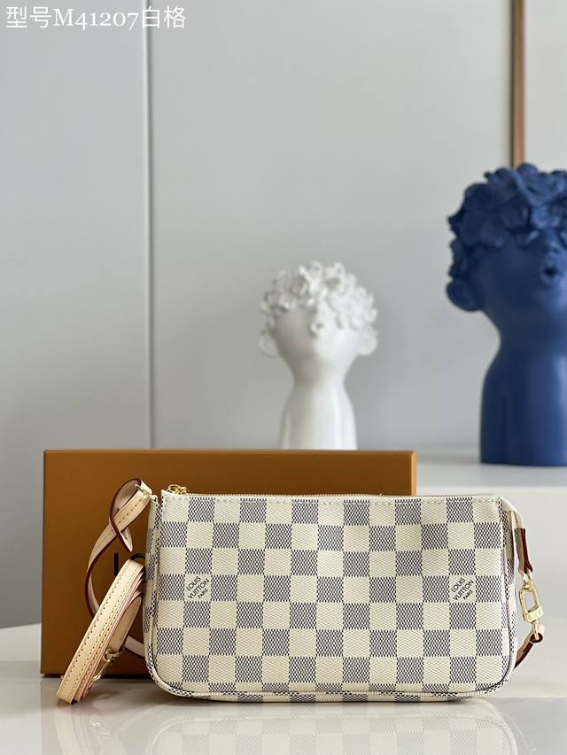 顶级原单 独家实拍M41207白格 M40712 帆布制成的一款小巧轻便的手袋，可手提可斜挎，它是你出席任何场合都可以携带的经典款式。拉链款式设计是使用更便捷。
