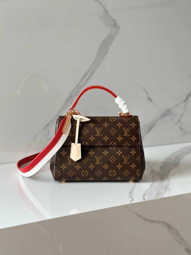 顶级原厂 Cluny Bb 手袋M43791红 白色 本款 Cluny Bb 手袋取材经典 Monogram 帆布 专为繁忙生活而设计 宽大开口下设考究内里 便