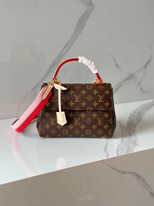 顶级原厂 Cluny Bb 手袋 M43792红 粉色 本款 Cluny Bb 手袋取材经典 Monogram 帆布 专为繁忙生活而设计 宽大开口下设考究内里