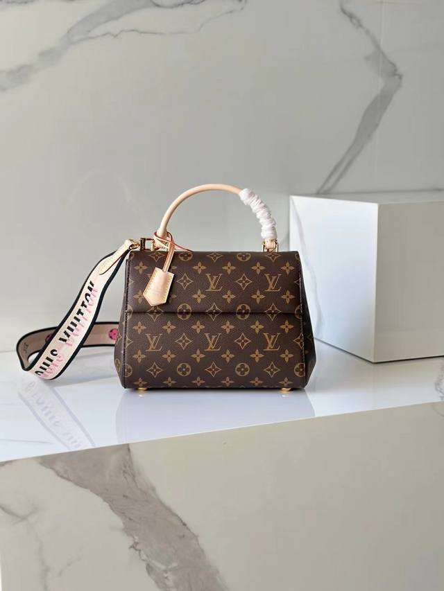 顶级原厂 M46372老花中号 Cluny 手袋 本款 Cluny 手袋选取 Monogram 帆布,搭配标志性的 Toron 手柄和皮革钥匙包,旨在赢得品牌爱 顶级原厂 M46372老花中号 Cluny 手袋 本款 Cluny 手袋选取 Monogram 帆布,搭配标志性的 Toron 手柄和皮革钥匙包,旨在赢得品牌爱