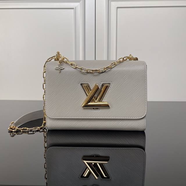 顶级原厂 M21025灰色0本款 Twist 中号手袋取材 Epi 粒面皮革，将珐琅 Monogram 花卉轻巧悬挂于琢面链条。巧用 Lv 钩扣，探索手提、肘挎