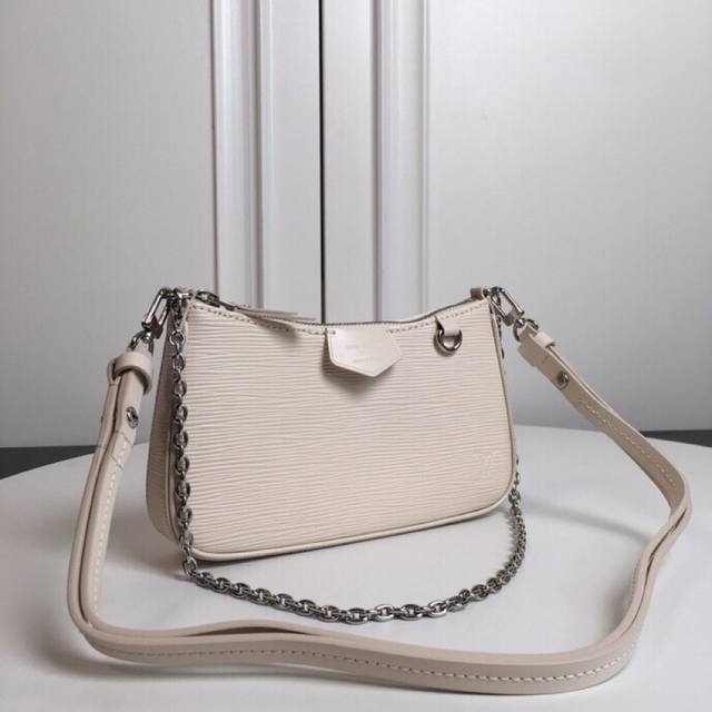 顶级原厂 M80471 米白色新款来袭 Easy Pouch On Strap系列 尺寸：19.0 X 11.5 X 3.0 Cm