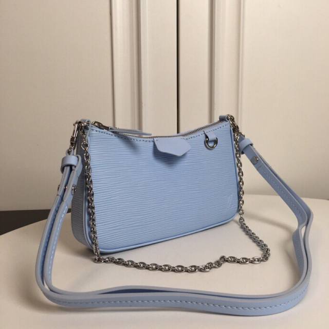 顶级原厂 M80471 天蓝色新款来袭 Easy Pouch On Strap系列 尺寸：19.0 X 11.5 X 3.0 Cm