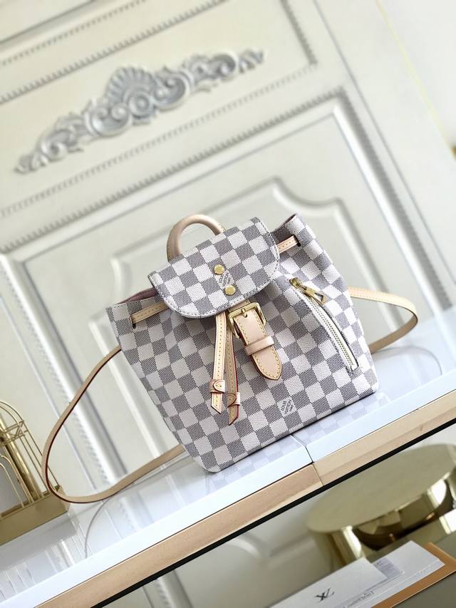 顶级原厂 独家实拍白格M44026 Sperone Mini 此款小巧的双肩包采用精细的迷你设计,极为可爱,极为柔美,无论在海滩还是街头,均是引人注目的时尚亮点 顶级原厂 独家实拍白格M44026 Sperone Mini 此款小巧的双肩包采用精细的迷你设计,极为可爱,极为柔美,无论在海滩还是街头,均是引人注目的时尚亮点