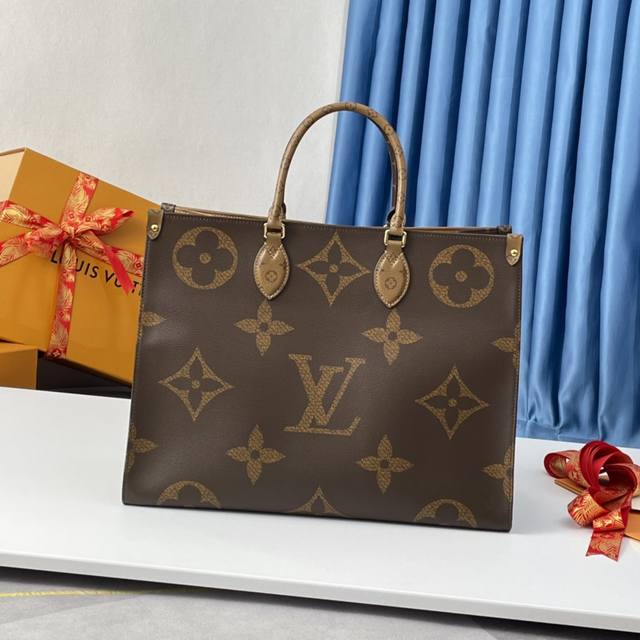 顶级原厂 M45320独家实拍！Onthego 手袋在 Monogram Giant 帆布的衬托下醒目迷人，侧边与手柄点缀 Monogram Reverse 图