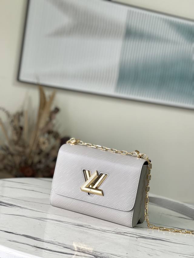 顶级原厂 M21026 灰色 本款 Twist 中号手袋取材 Epi 粒面皮革，将珐琅 Monogram 花卉轻巧悬挂于琢面链条。巧用 钩扣，探索手提、肘挎、长