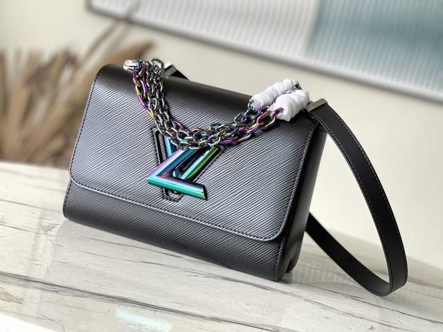 顶级原厂 M22028黑色 50282 黑色彩链 本款 Twist 中号手袋取材 Epi 粒面皮革,为 Lv Twist 扭锁和手提链条渲染金龟子般的莹泽虹彩。 顶级原厂 M22028黑色 50282 黑色彩链 本款 Twist 中号手袋取材 Epi 粒面皮革,为 Lv Twist 扭锁和手提链条渲染金龟子般的莹泽虹彩。