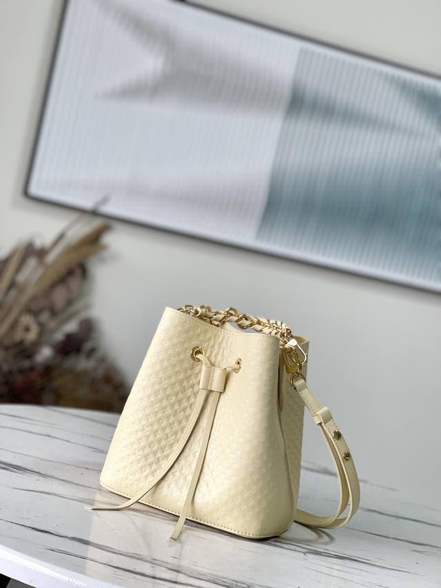 顶级原厂 M22599 黄色 由柔软牛皮革制成的 Neonoé Bb 水桶包，饰有 Nano Monogram 压纹；迷你版标识与 Monogram 花卉图案呈