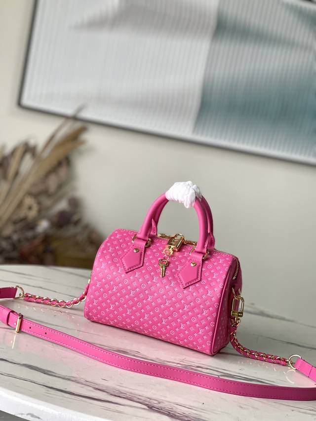 顶级原厂 M22596 玫红色 来自 Nanogram 特别系列的 Speedy 20 手袋，牛皮革材质，印有迷你版 Monogram 花纹。别致的廓形与刻印挂