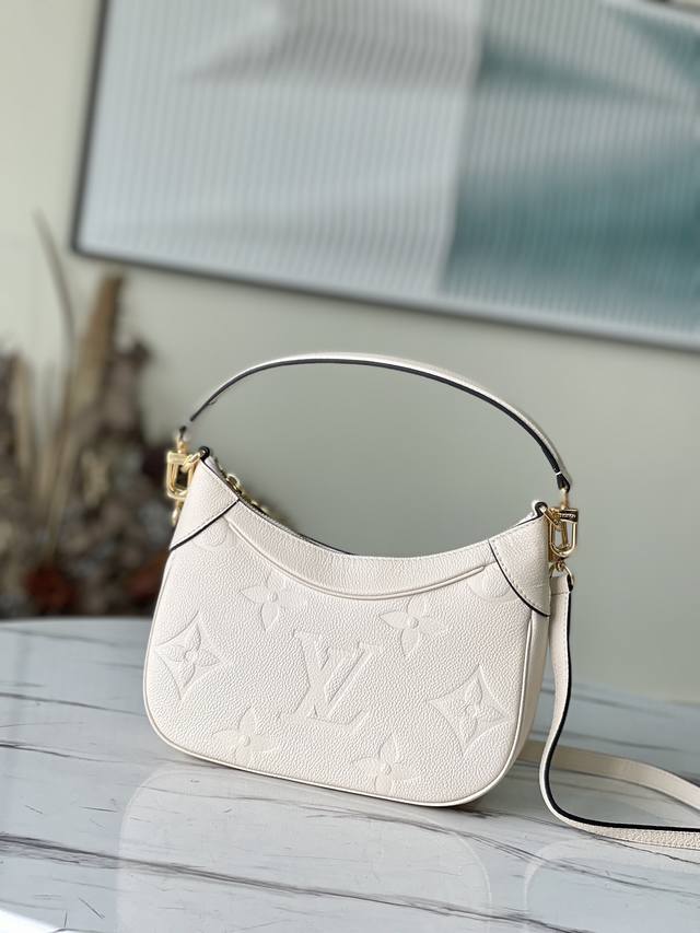 顶级原厂 M46099 奶白色 于新季伊始推出 Bagatelle 手袋，以 Monogram Empreinte 皮革塑造构型。流畅线条和柔软质感实现灵活背携