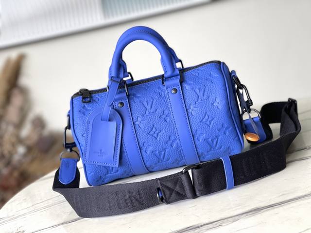 顶级原厂 M23129 蓝 M20900本款 Keepall BandoulièRe 25 手袋选用 Monogram 压纹粒面 Taurillon 皮革，塑造