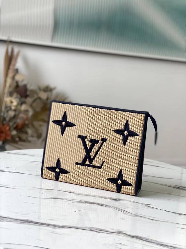 顶级原厂 M80351 蓝色 编织 取材 Monogram Raffia 织物，以拉菲草一般的细腻纹理烘托 Monogram Giant 图案刺绣化妆盒，内部空