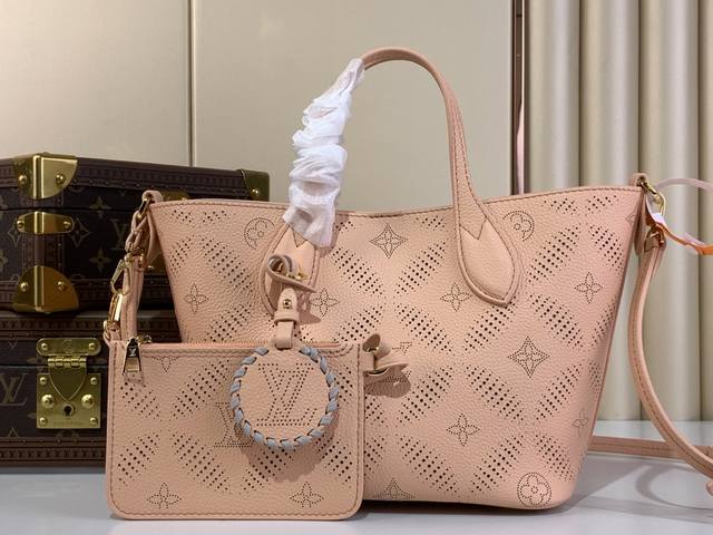 顶级原厂 M13839奶昔粉 Blossom 小号手袋选用镂花穿孔牛皮革，以悠闲格调演绎实用功能。内隔层配有可拆卸拉链袋，轻松容纳日常所需；手柄方便手拎或肘挎，