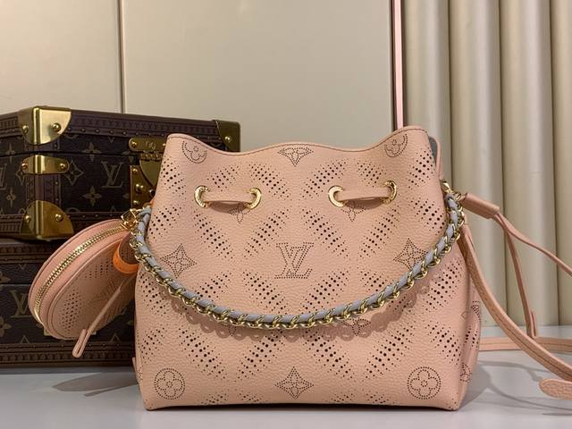 顶级原厂 M13840奶昔粉 本款 Bella 手袋为镂花穿孔牛皮革浸染清新柔美色调，传递迷人魅力。圆形零钱袋由同款镂花皮革裁成，与链条一同释放典雅气息。可调节