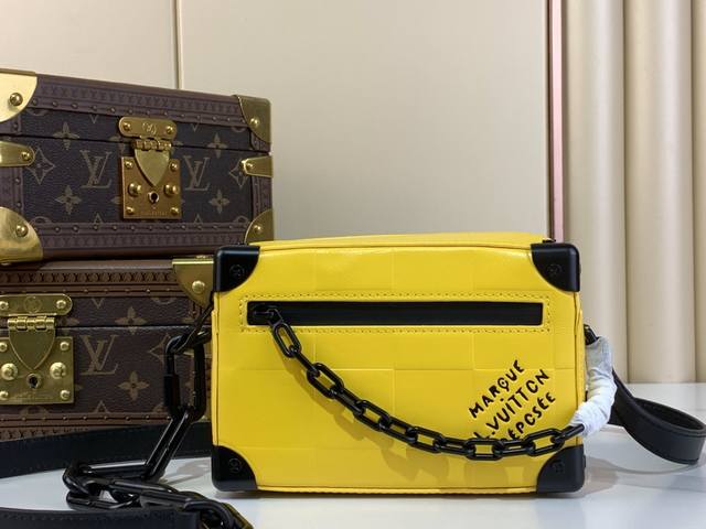 顶级原厂 M83558 黄色 格子压花 Pharrell Williams 从渔民和潜水员穿戴的装备汲取灵感，以 Damier Scuba 牛皮革焕新 Mini