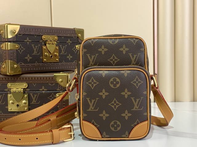 顶级原厂 Amazone 手袋 M14014 黄皮 时尚的 Amazone 斜挎包取材 Monogram 帆布，包角、镶边和可拆卸背带均采用做旧皮革。Pharr