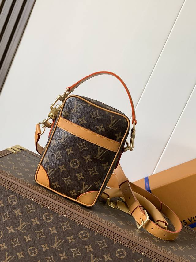 M14013 老花 顶级原单 动态变码163C Danube 斜挎包采用牛皮革构型，让人联想起路易威登在 20 世纪 80 年代推出的款式，略微褪色的 Mono