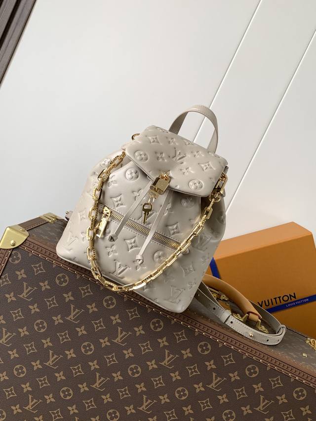 顶级原单，变码芯片 M13357黑色 M13358卡其 Coussin Backpack 小号手袋以双肩包构型瞩目加入 Coussin 系列，为柔软 Monog