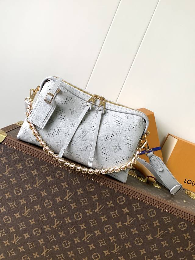 顶级原单,变码芯片M13157 本款 Hand It All 小号手袋选用牛皮革演绎品牌 Bloom 元素,为穿孔 Monogram 图案融入花卉意象,再借撞色 顶级原单,变码芯片M13157 本款 Hand It All 小号手袋选用牛皮革演绎品牌 Bloom 元素,为穿孔 Monogram 图案融入花卉意象,再借撞色