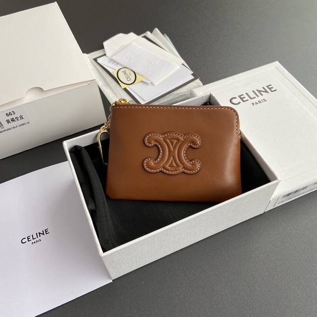 特级进口原厂皮 Triomphe光滑牛皮革零錢卡片包 襯裡：織物 金色金屬件 拉鏈鎖閉 1個螺絲鑰匙扣 编号:10C663Bta.38No662 663 黃褐全