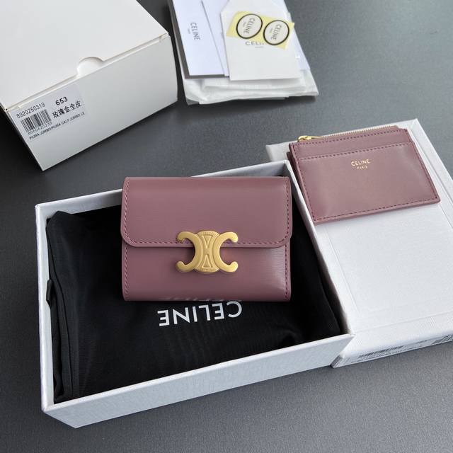 特级纯钢五金原厂皮 Triomphe亮泽皮皮革短款钱包 4个卡糟 2个贴袋 1个现金隔层 1个可拆卸拉链卡包，配按扣 编号:10L653Ds3.04Lu652