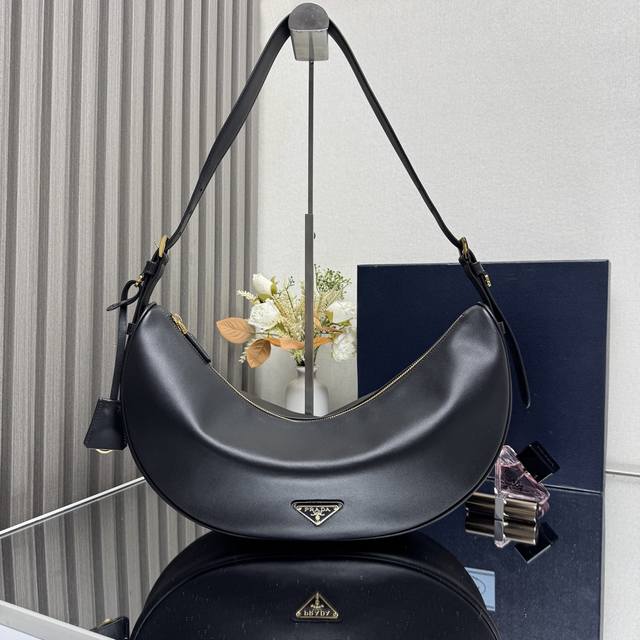 顶级原单 新品1Bc255腋下包这款皮革手袋采用柔软轻盈的设计，焕新诠释经典新月版型。优美弧线勾勒Oversize体量，成就空间充裕的百搭配饰，可调节手提柄方便