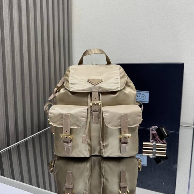 顶级原单 金扣经典背包1Bz677金色五金这款实用而创新的背包采用进口尼龙面料，可调式肩带和编织提手，可拆卸Re-Edition皮革钥匙环，正面搭扣翻盖口袋，翻