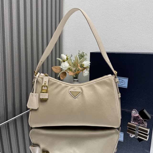 顶级原单 新款单肩包1Bc232到货这款单肩包风格现代百搭，采用再生尼龙 Re-Nylon 材料制成，搭配精致的皮革细节。容量宽敞，搭配拉链和挂锁开合，可拆卸钥