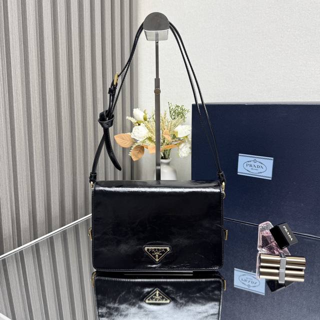 顶级原单 新款油腊皮邮差包1Bd082到货啦这款邮差包采用进口油腊皮，油亮的色泽散发出古典气息，配有一条可拆卸调节的长肩带，可肩背和斜挎，三个內袋，一个拉链袋，