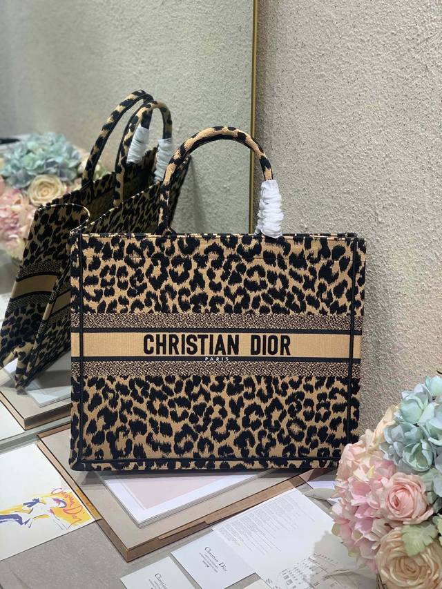 限时优惠,大号430 原单品质,支持退换 豹纹 大号 Dior Book Tote 购物袋 这款Book Tote手袋灵感来自女装创意总监玛丽亚 嘉茜娅 蔻丽 限时优惠,大号430 原单品质,支持退换 豹纹 大号 Dior Book Tote 购物袋 这款Book Tote手袋灵感来自女装创意总监玛丽亚 嘉茜娅 蔻丽