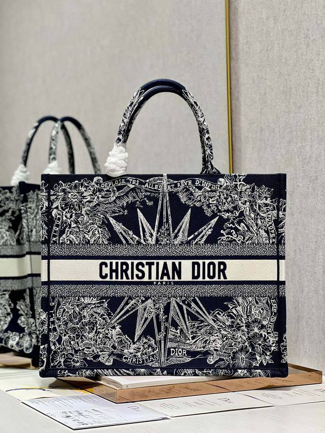 限时优惠,大号430 原单品质,支持退换 八角星深蓝 大号 Dior Book Tote 购物袋 这款Book Tote手袋灵感来自女装创意总监玛丽亚 嘉茜娅 限时优惠,大号430 原单品质,支持退换 八角星深蓝 大号 Dior Book Tote 购物袋 这款Book Tote手袋灵感来自女装创意总监玛丽亚 嘉茜娅