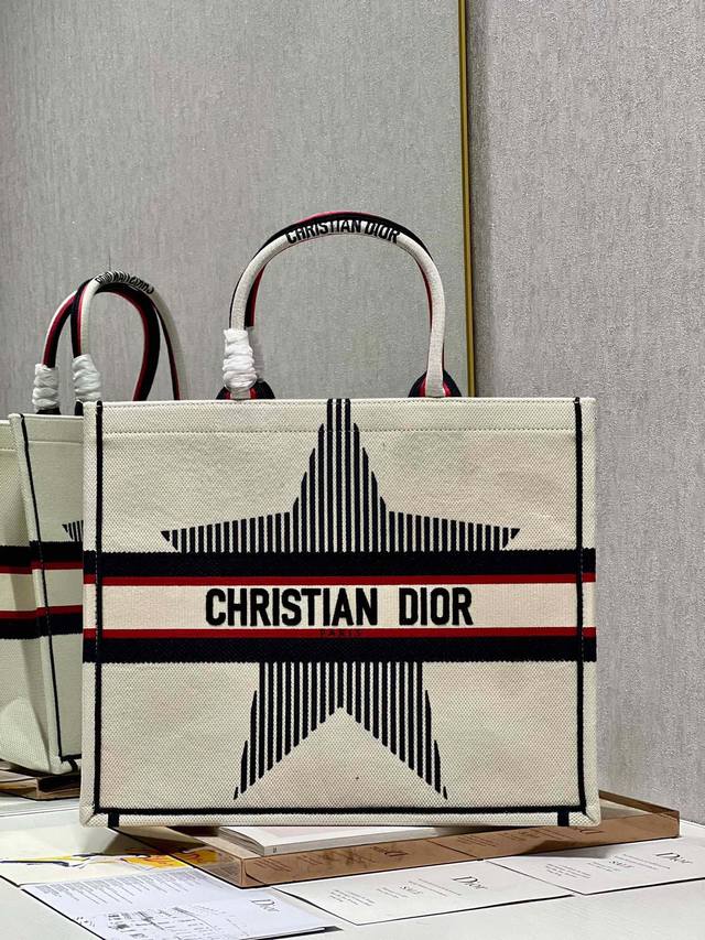 限时优惠，大号430 原单品质，支持退换 白色五角星 大号 Dior Book Tote 购物袋 这款Book Tote手袋灵感来自女装创意总监玛丽亚 嘉茜娅