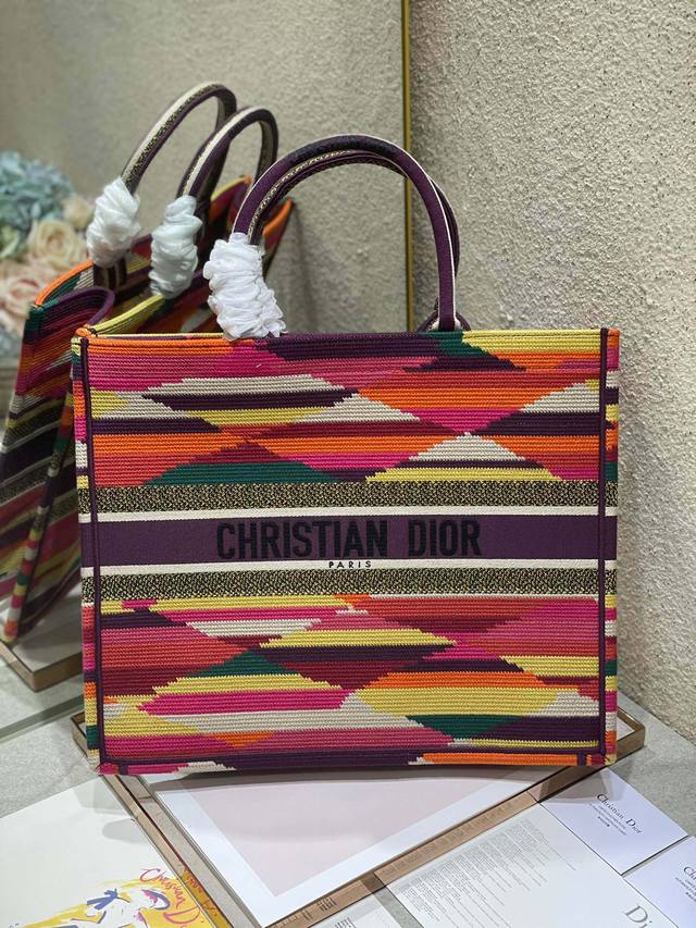 限时优惠，大号430 原单品质，支持退换 七彩虹 大号 Dior Book Tote 购物袋 这款Book Tote手袋灵感来自女装创意总监玛丽亚 嘉茜娅 蔻丽