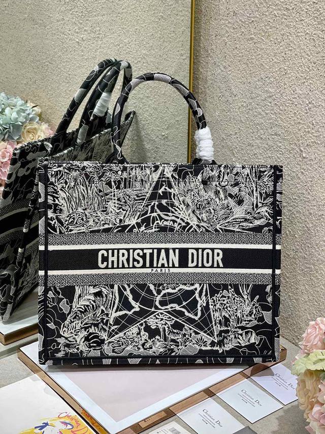 限时优惠，大号430 原单品质，支持退换 新黑地球 大号 Dior Book Tote 购物袋 这款Book Tote手袋灵感来自女装创意总监玛丽亚 嘉茜娅 蔻