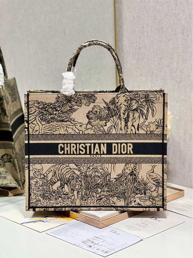 限时优惠,大号430 原单品质,支持退换 大象杏 大号 Dior Book Tote 购物袋 这款Book Tote手袋灵感来自女装创意总监玛丽亚 嘉茜娅 蔻丽 限时优惠,大号430 原单品质,支持退换 大象杏 大号 Dior Book Tote 购物袋 这款Book Tote手袋灵感来自女装创意总监玛丽亚 嘉茜娅 蔻丽