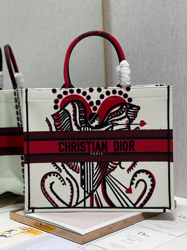 限时优惠，大号430 原单品质，支持退换 心形人像 大号 Dior Book Tote 购物袋 这款Book Tote手袋灵感来自女装创意总监玛丽亚 嘉茜娅 蔻