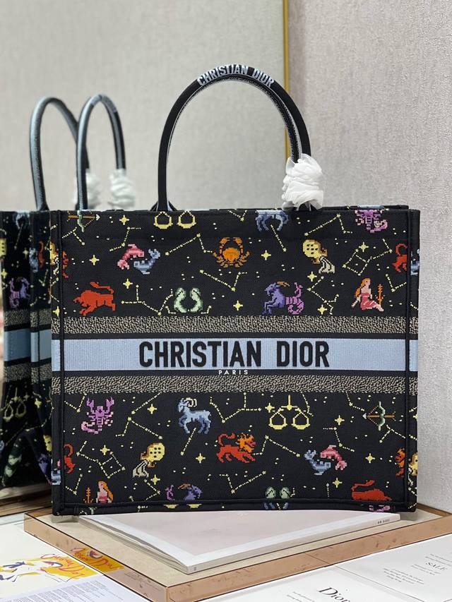 限时优惠,大号430 原单品质,支持退换 彩色十二星座黑 大号 Dior Book Tote 购物袋 这款Book Tote手袋灵感来自女装创意总监玛丽亚 嘉茜 限时优惠,大号430 原单品质,支持退换 彩色十二星座黑 大号 Dior Book Tote 购物袋 这款Book Tote手袋灵感来自女装创意总监玛丽亚 嘉茜