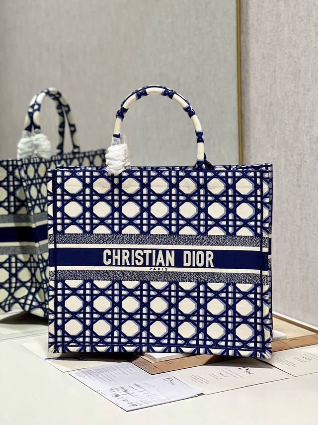 限时优惠,大号430 原单品质,支持退换 菱格蓝 大号 Dior Book Tote 购物袋 这款Book Tote手袋灵感来自女装创意总监玛丽亚 嘉茜娅 蔻丽 限时优惠,大号430 原单品质,支持退换 菱格蓝 大号 Dior Book Tote 购物袋 这款Book Tote手袋灵感来自女装创意总监玛丽亚 嘉茜娅 蔻丽