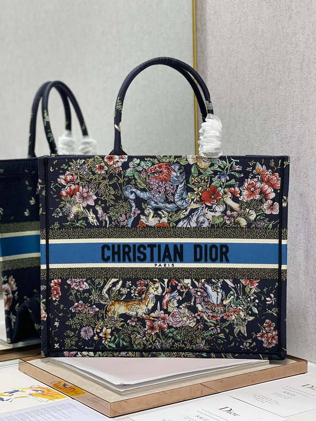 限时优惠，大号430 原单品质，支持退换 蓝色十二生肖 大号 Dior Book Tote 购物袋 这款Book Tote手袋灵感来自女装创意总监玛丽亚 嘉茜娅