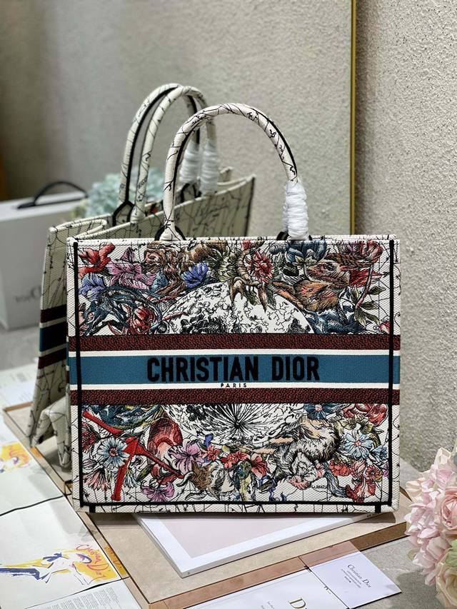 限时优惠,大号430 全新包装,支持退换 星座多色彩 大号 Dior Book Tote 购物袋 这款Book Tote手袋灵感来自女装创意总监玛丽亚 嘉茜娅 限时优惠,大号430 全新包装,支持退换 星座多色彩 大号 Dior Book Tote 购物袋 这款Book Tote手袋灵感来自女装创意总监玛丽亚 嘉茜娅