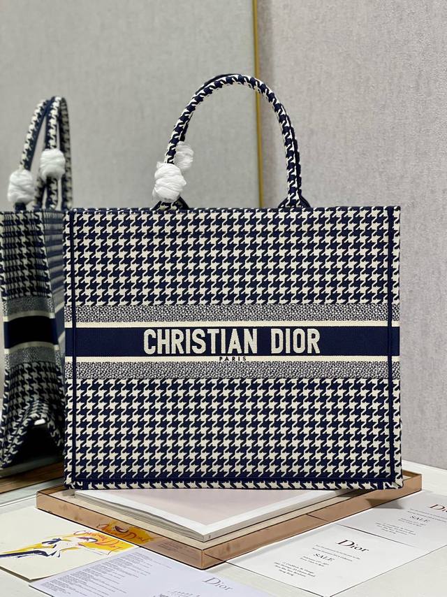 限时优惠,大号430 原单品质,支持退换 匀纹蓝千鸟格 大号 Dior Book Tote 购物袋 这款Book Tote手袋灵感来自女装创意总监玛丽亚 嘉茜娅 限时优惠,大号430 原单品质,支持退换 匀纹蓝千鸟格 大号 Dior Book Tote 购物袋 这款Book Tote手袋灵感来自女装创意总监玛丽亚 嘉茜娅