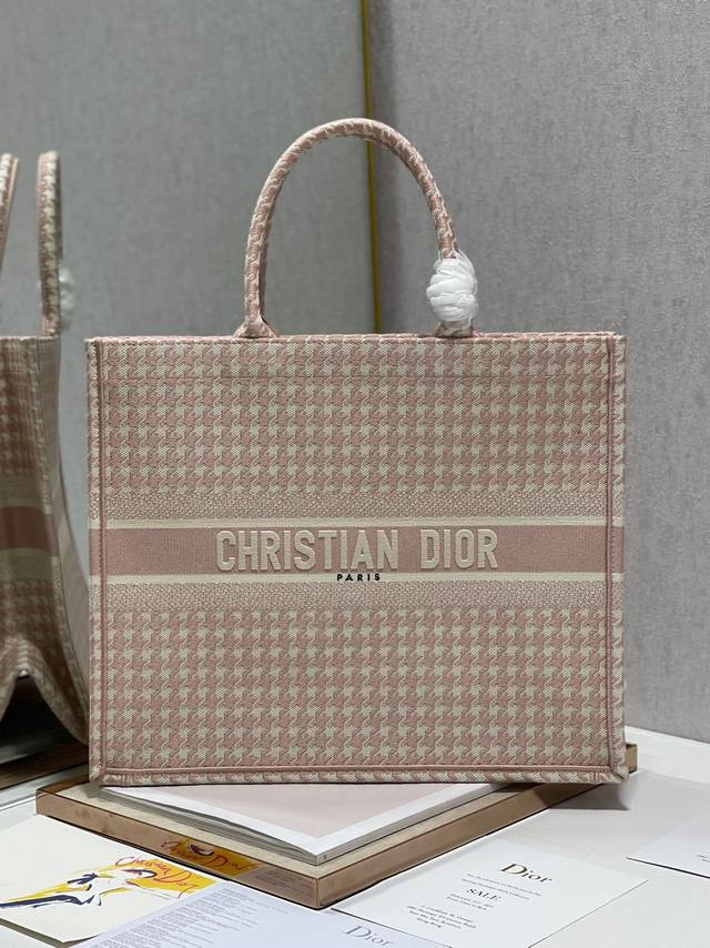 限时优惠，大号430 原单品质，支持退换 匀纹粉千鸟格 大号 Dior Book Tote 购物袋 这款Book Tote手袋灵感来自女装创意总监玛丽亚 嘉茜娅