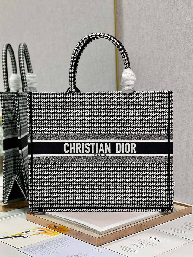 限时优惠，大号430 原单品质，支持退换 千鸟格 大号 Dior Book Tote 购物袋 这款Book Tote手袋灵感来自女装创意总监玛丽亚 嘉茜娅 蔻丽