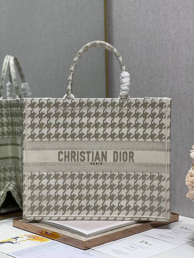 限时优惠，大号430 原单品质，支持退换 金属千鸟格 大号 Dior Book Tote 购物袋 这款Book Tote手袋灵感来自女装创意总监玛丽亚 嘉茜娅