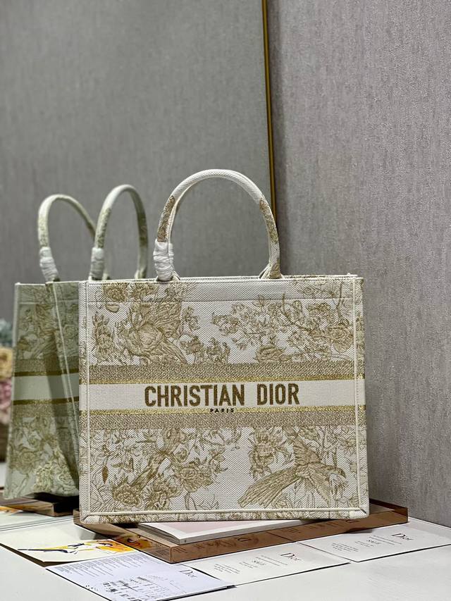 限时优惠,大号430 原单品质,支持退换 金喜鹊 大号 Dior Book Tote 购物袋 这款Book Tote手袋灵感来自女装创意总监玛丽亚 嘉茜娅 蔻丽 限时优惠,大号430 原单品质,支持退换 金喜鹊 大号 Dior Book Tote 购物袋 这款Book Tote手袋灵感来自女装创意总监玛丽亚 嘉茜娅 蔻丽