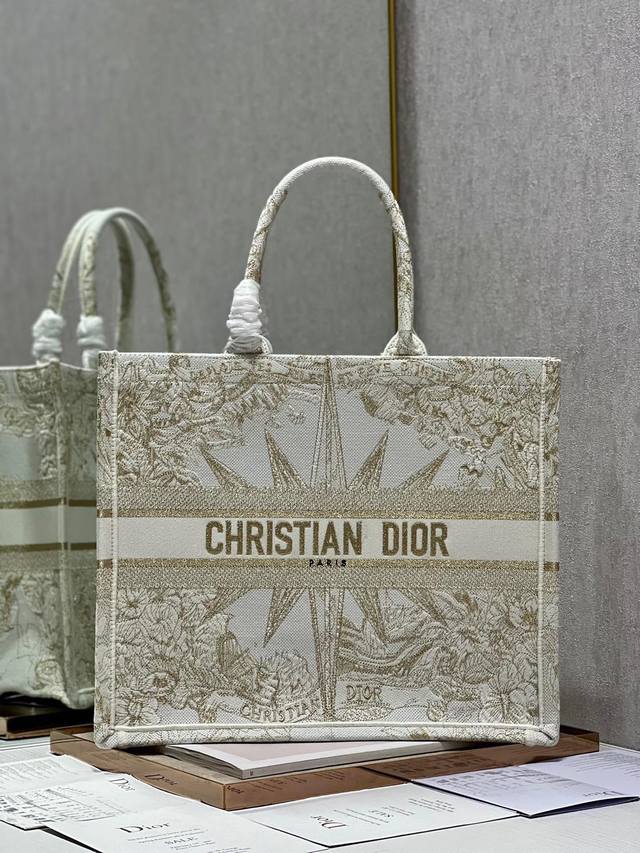 限时优惠，大号430 原单品质，支持退换 八角星金 大号 Dior Book Tote 购物袋 这款Book Tote手袋灵感来自女装创意总监玛丽亚 嘉茜娅 蔻