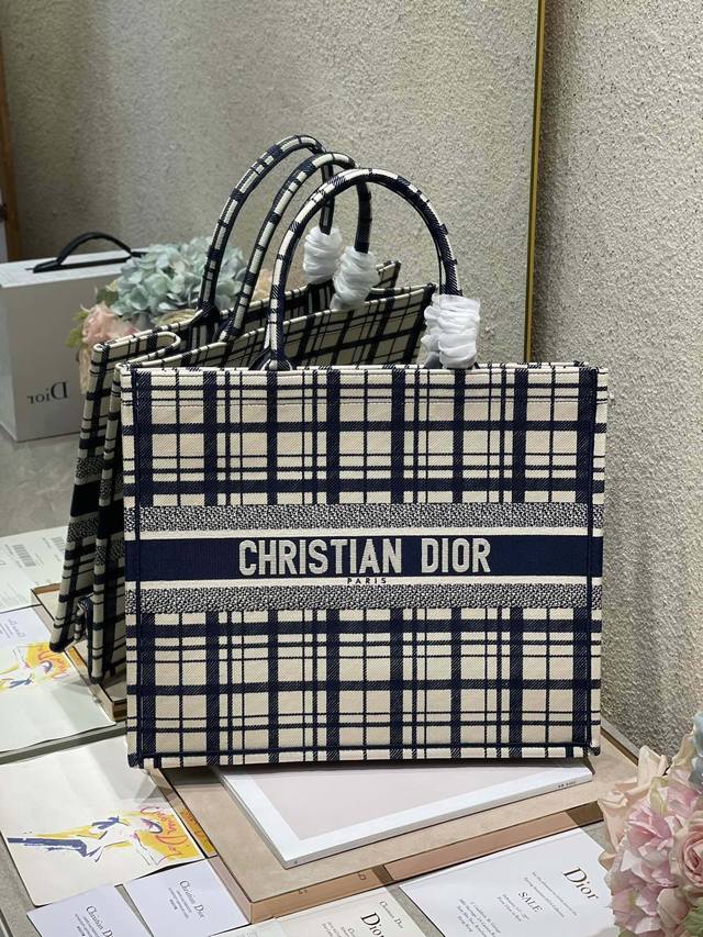 限时优惠，大号430 原单品质，支持退换 新兰格 大号 Dior Book Tote 购物袋 这款Book Tote手袋灵感来自女装创意总监玛丽亚 嘉茜娅 蔻丽