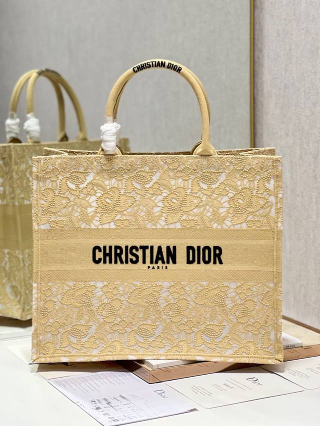 限时优惠，大号430 原单品质，支持退换 网纱杏 大号 Dior Book Tote 购物袋 这款Book Tote手袋灵感来自女装创意总监玛丽亚 嘉茜娅 蔻丽