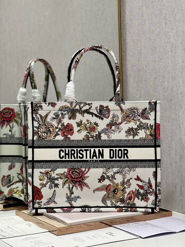 限时优惠，大号430 原单品质，支持退换 格兰花白 大号 Dior Book Tote 购物袋 这款Book Tote手袋灵感来自女装创意总监玛丽亚 嘉茜娅 蔻