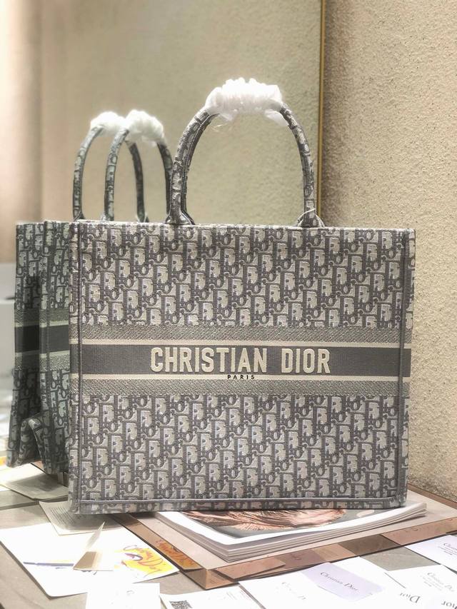 限时优惠,大号430 原单品质,支持退换 灰D 大号 Dior Book Tote 购物袋 这款Book Tote手袋灵感来自女装创意总监玛丽亚 嘉茜娅 蔻丽 限时优惠,大号430 原单品质,支持退换 灰D 大号 Dior Book Tote 购物袋 这款Book Tote手袋灵感来自女装创意总监玛丽亚 嘉茜娅 蔻丽